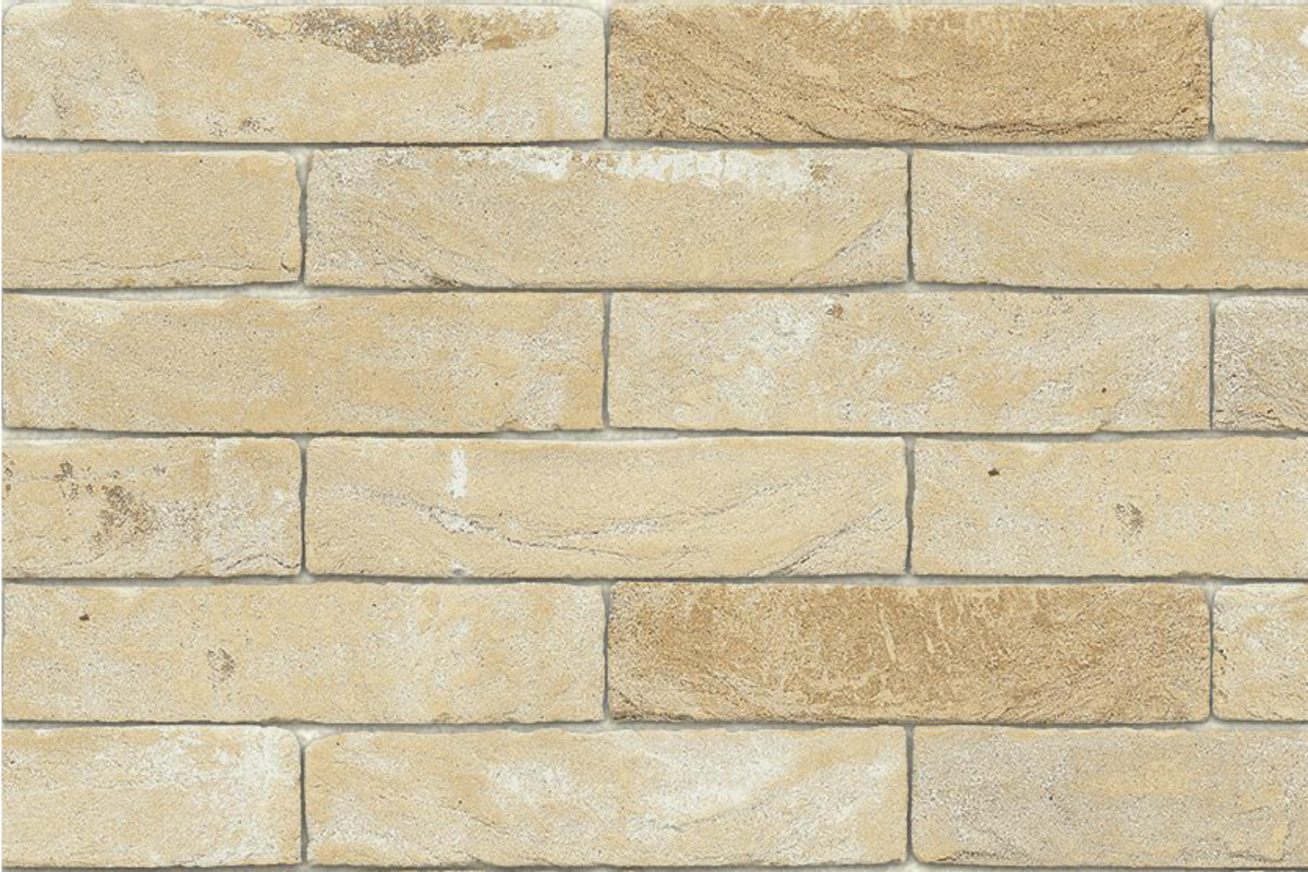 Dom z cegły z podcieniem, ceglana elewacja, kamienna alejka w ogrodzie, ciekawa elewacja z cegły, drewniane lamele na elewacji, drewniany płot w ogrodzie