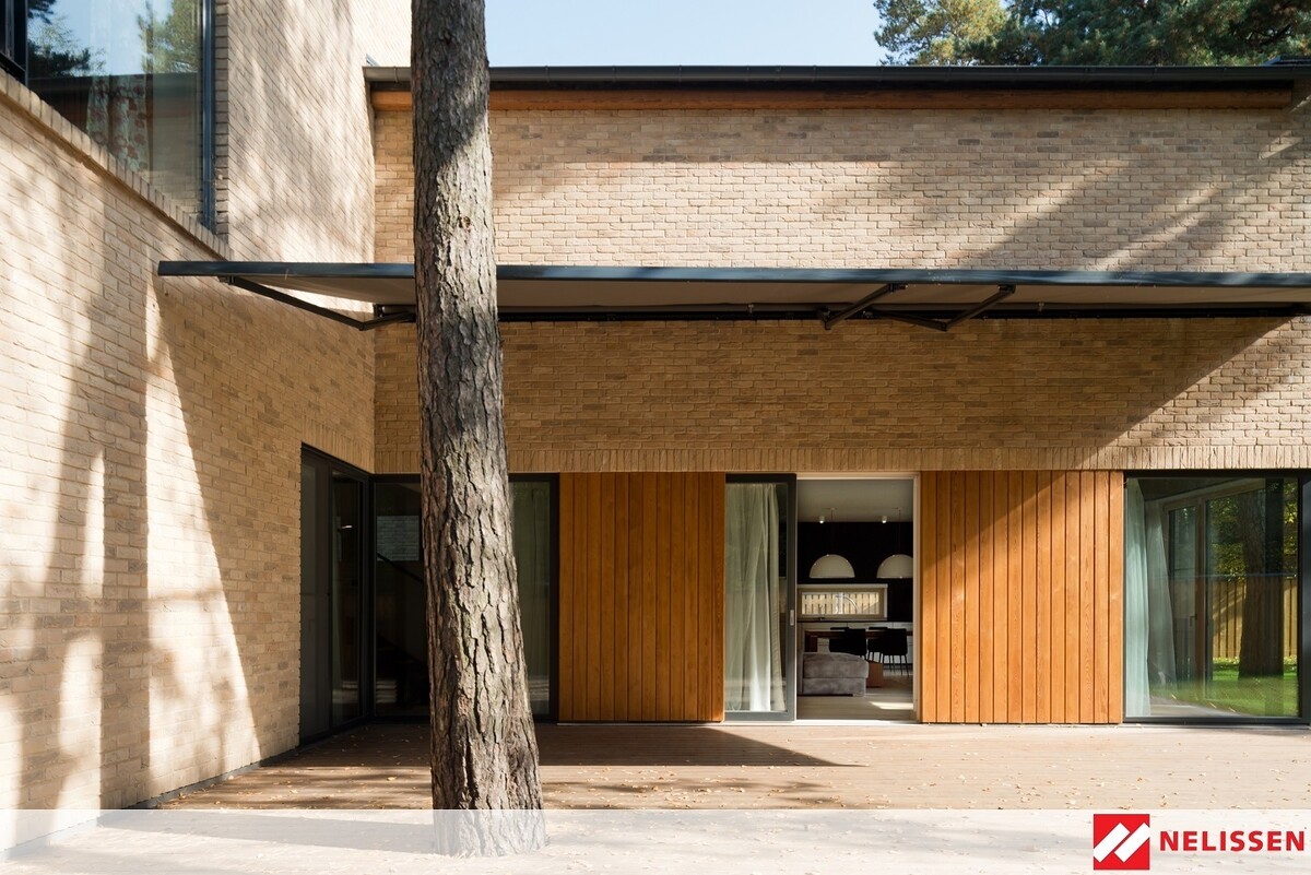 Elewacja z cegły i drewna, elewacja z drewnianych lameli, cegła i lamele, grafitowe okno tarasowe, cegły na tarasie,