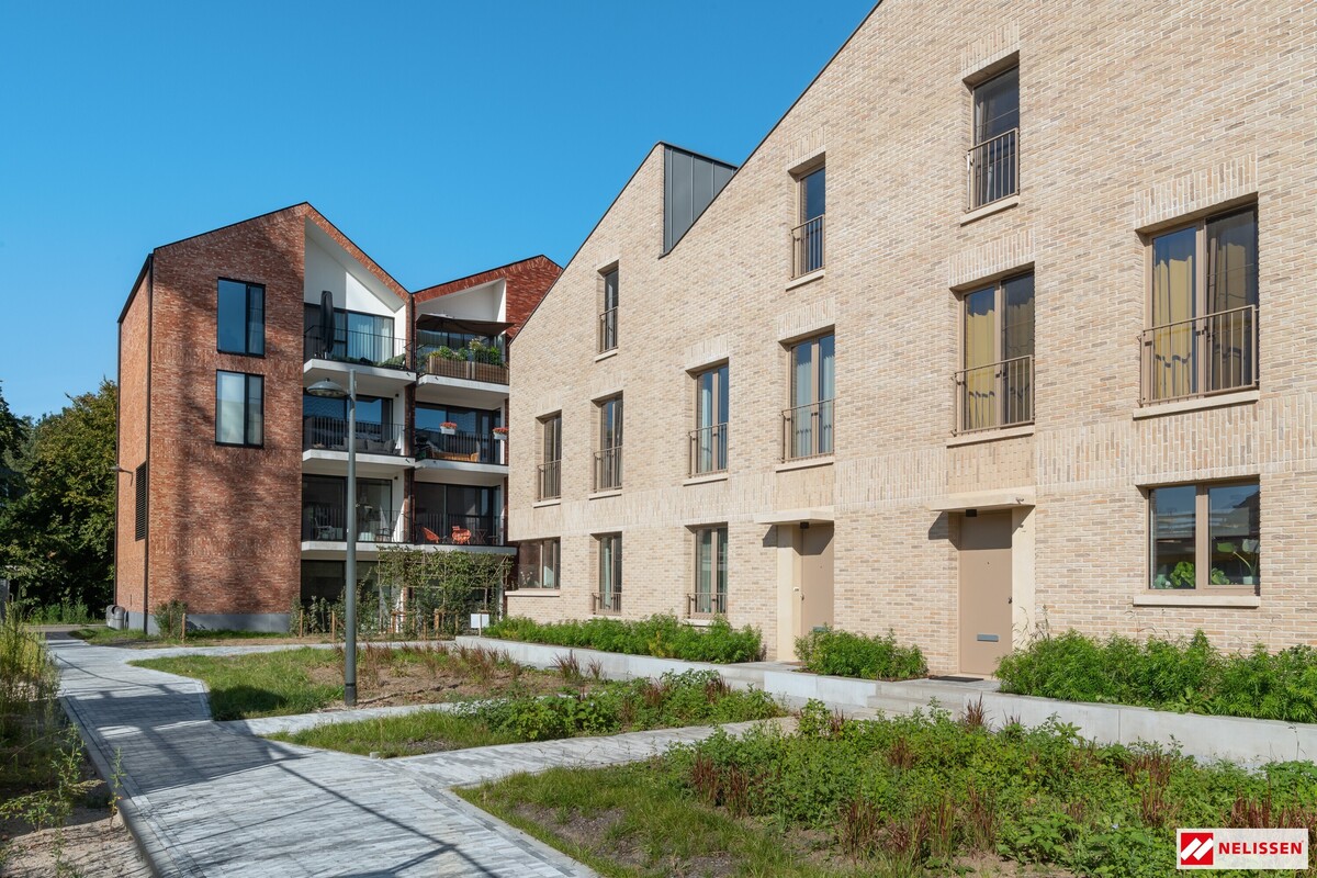 Dom szeregowy w beżowej cegle, płytki ceglane, elewacyjnie, ceglane elewacje, cegła Monet,