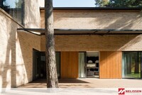 Elewacja z cegły i drewna, elewacja z drewnianych lameli, cegła i lamele, grafitowe okno tarasowe, cegły na tarasie,