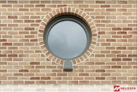 okrągłe okno, oprawa z cegły, świetlik w cegle